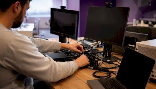 1786542115391_Hands-adjusting-server-hardware-in-data-center.jpeg